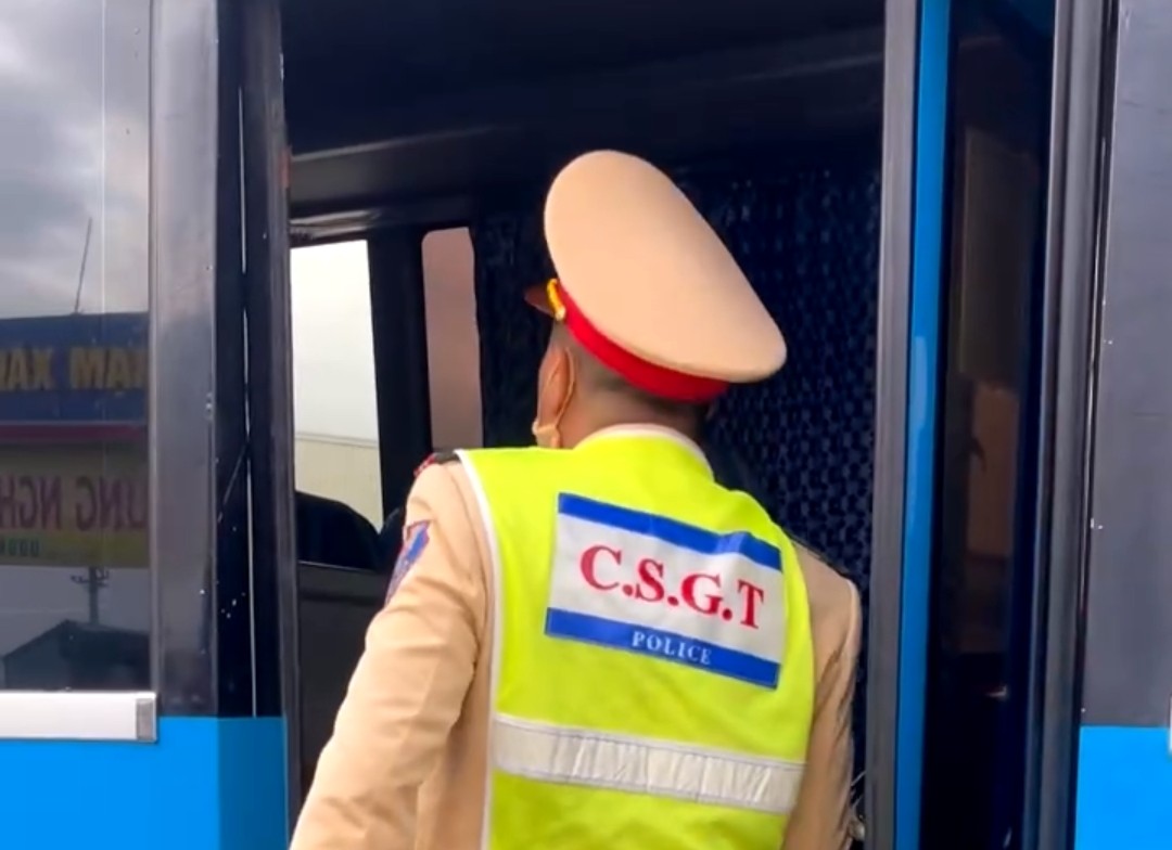 Trạm CSGT Quang Trung (Phòng Cảnh sát giao thông): Phạt một xe khách chở quá số người quy định 15 triệu đồng